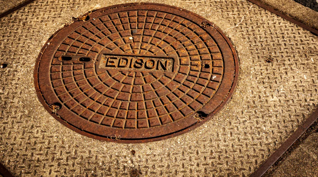 4 ways manhole cover grating protects your neighborhood.png